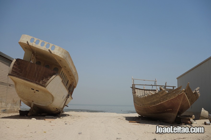 Barcos na aldeia de Doha no Kuwait