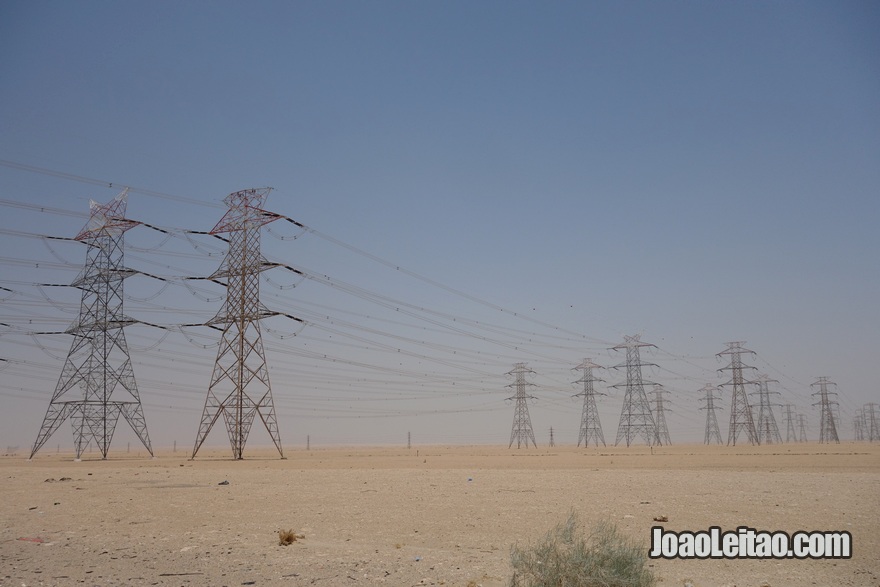 Cabos de alta tensão no deserto do Kuwait