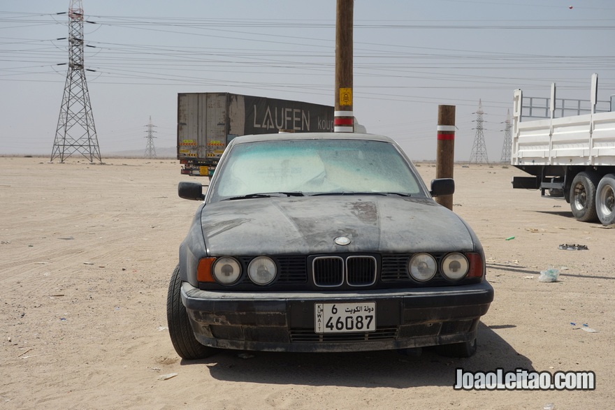 Carro abandonado na fronteira do Iraque