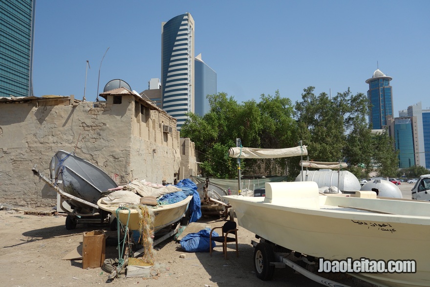 Barcos e casa antiga no centro da cidade do Kuwait