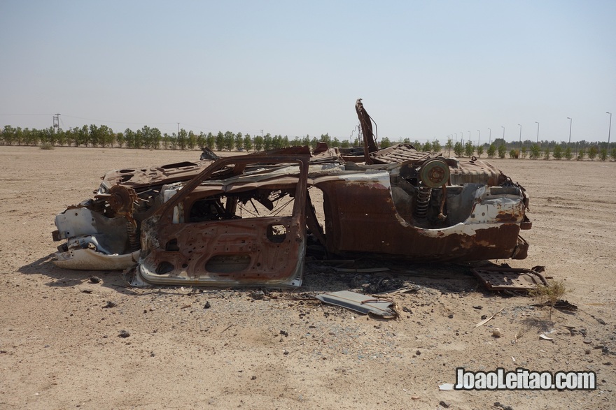 Carro bombardeado na Autoestrada da Morte - Autoestrada 80 (rodovia) no Kuwait