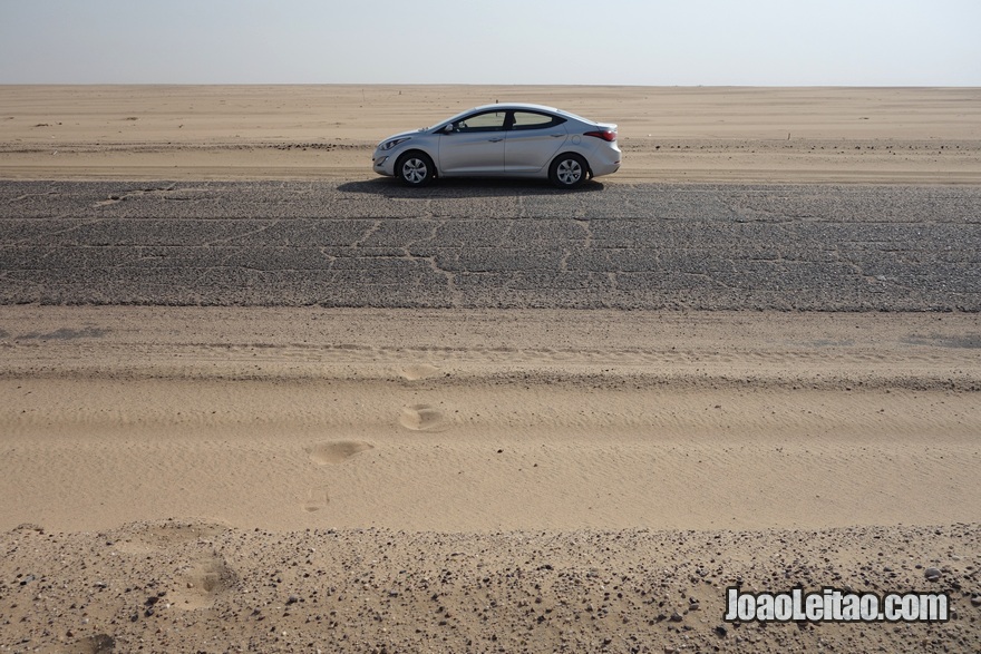 Carro no deserto na estrada 801 que liga Umm Qsar no Iraque até Sumiyah no Kuwait