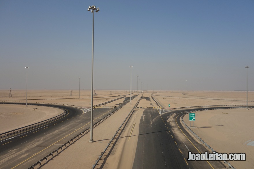 Autoestrada para a Ilha Bubiyan coberta por areia do deserto