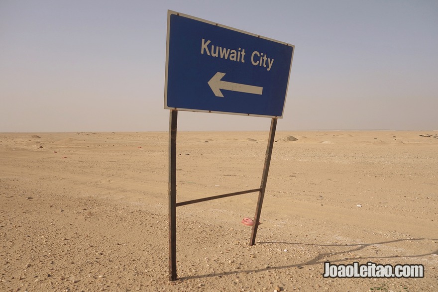 Placa no deserto direcção Kuwait City