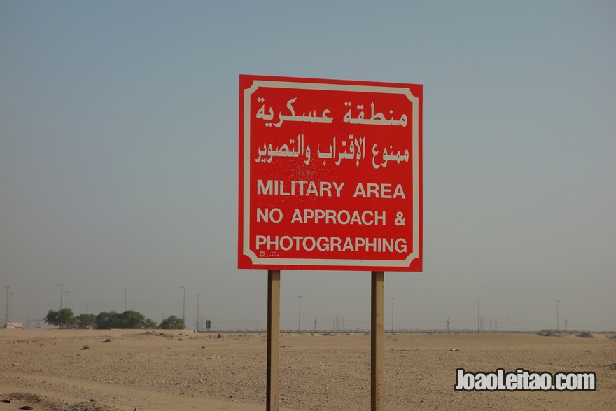 Placa de área militar e proibição de tirar fotografias 