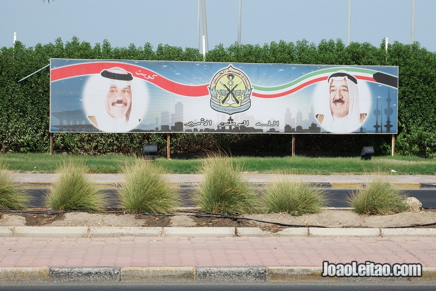 Placa comemorativa de autoridades do Kuwait