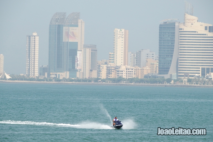 Jetski na praia da Cidade do Kuwait