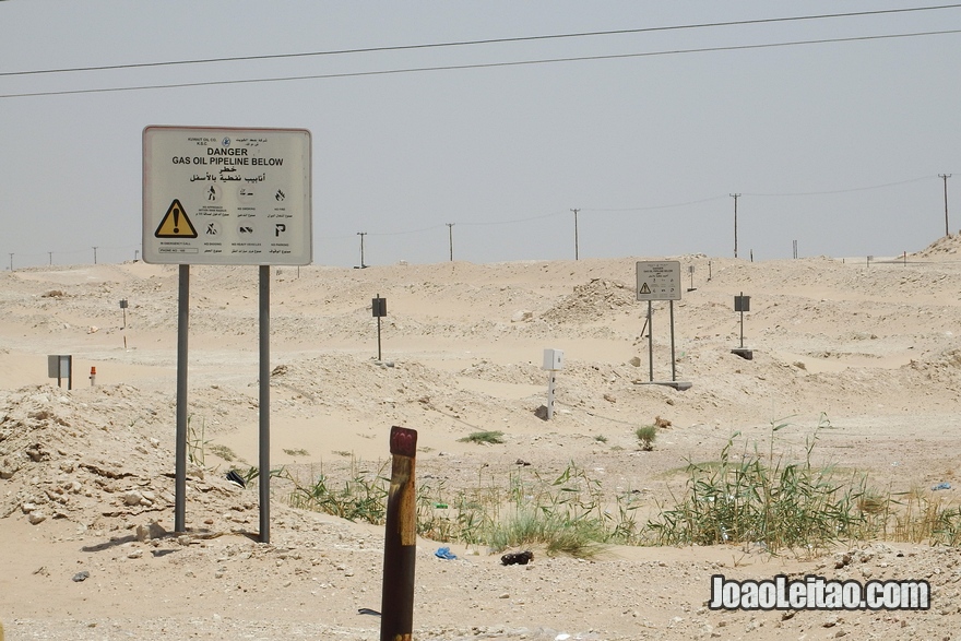 Campo de gás com pipeline no deserto