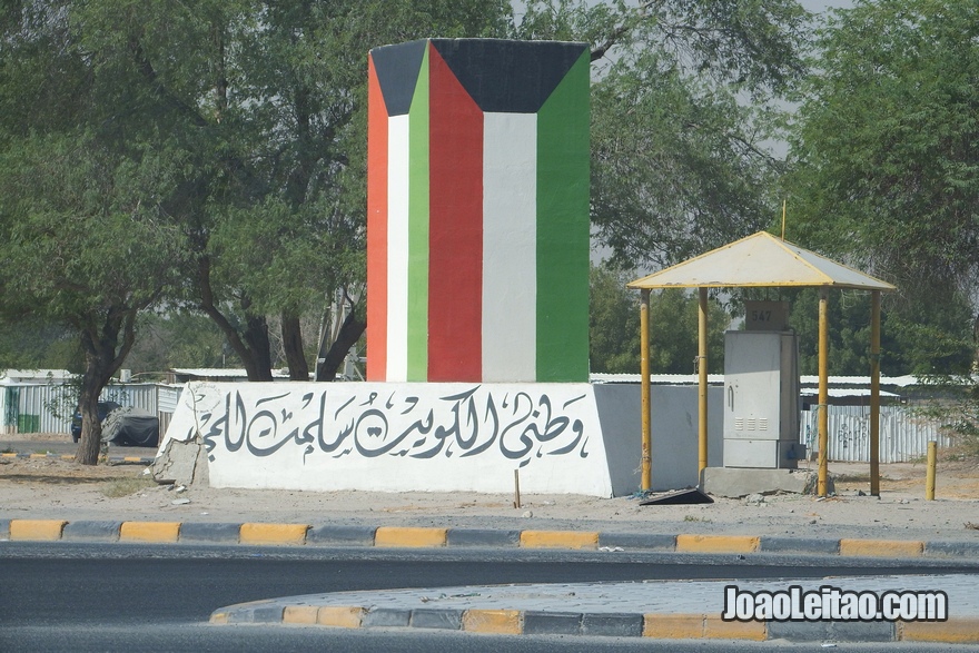 Rua com bandeira do Kuwait