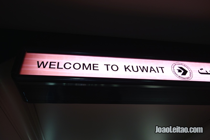 Placa no aeroporto para dar as boas-vindas: Welcome to Kuwait
