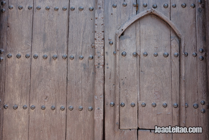 Antiga porta de madeira no Kuwait