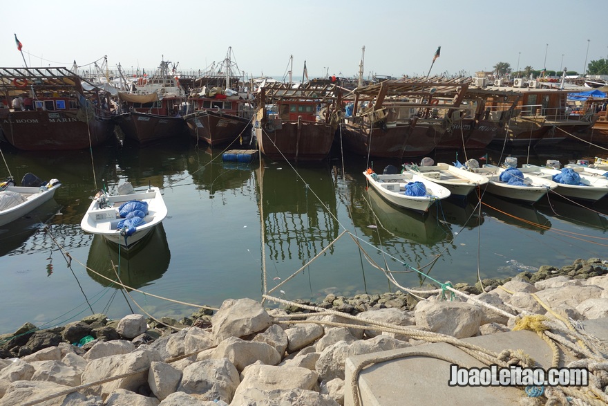 Porto de pesca da cidade do Kuwait com barcos dhow
