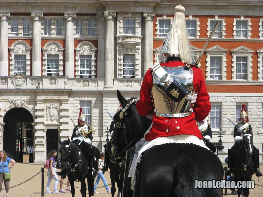 Horse Guards Parade com cavalos em Londres