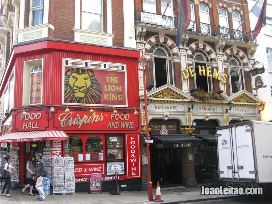 Histórico café De Hems Dutch Cafe Bar na zona da Chinatown de Londres