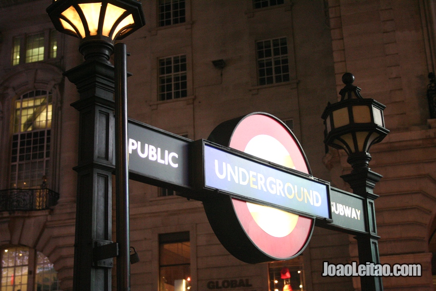 Entrada do metro de Londres (Metropolitano de Londres) chamado  Tube ou London Underground