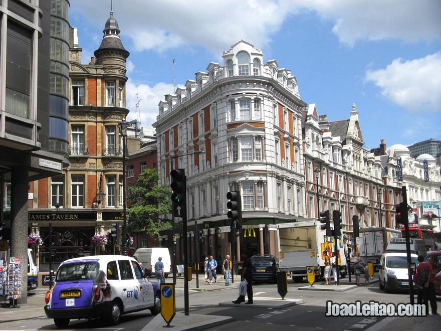 Shaftesbury Avenue na zona da West End em Londres