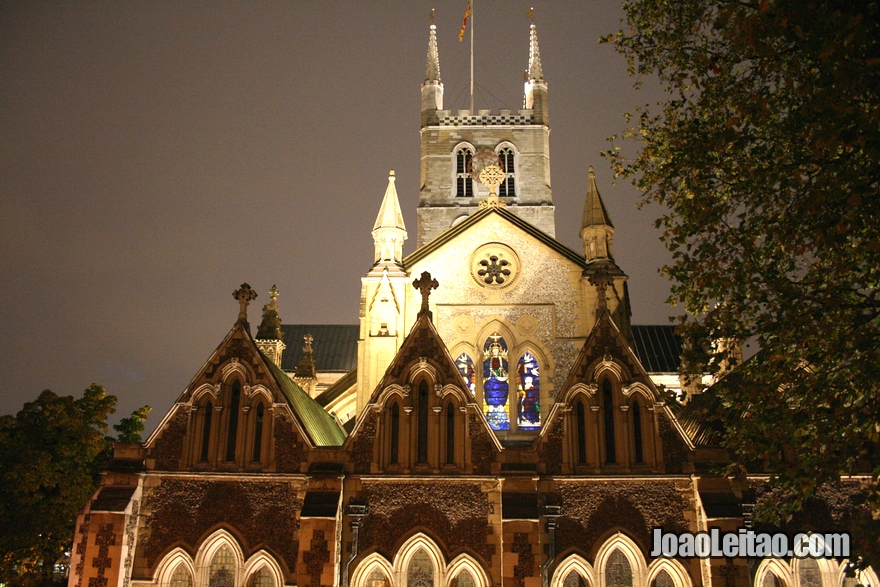 Catedral de Southwark em Londres durante a noite