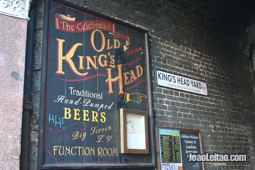 Entrada para o tradicional pub inglês Old Queen’s Head na Essex Road em Londres