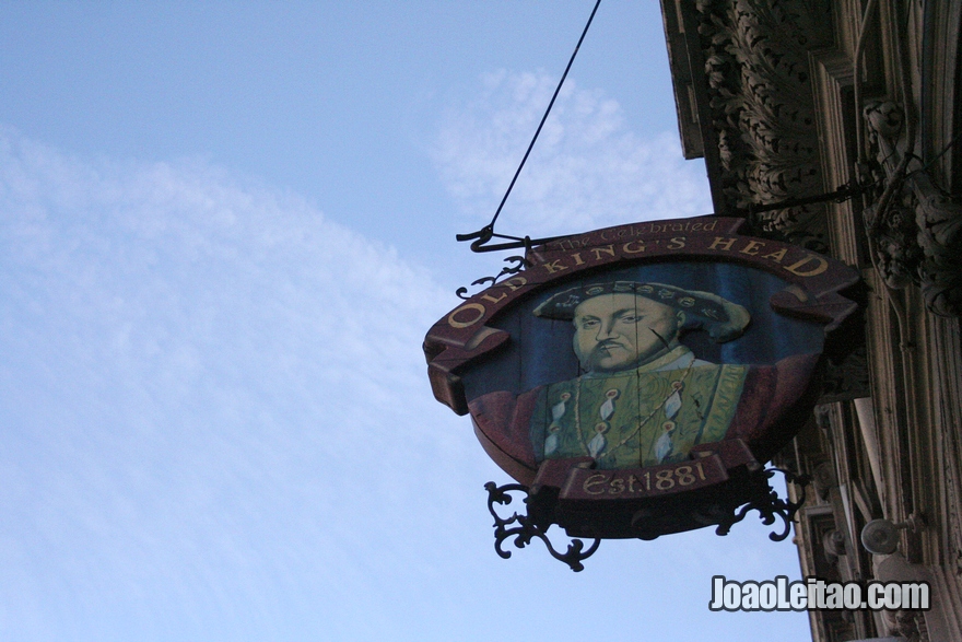 Placa do pub inglês Old Queen’s Head em Londres