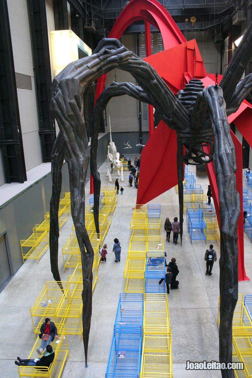 Interior do museu de arte moderna Tate Modern