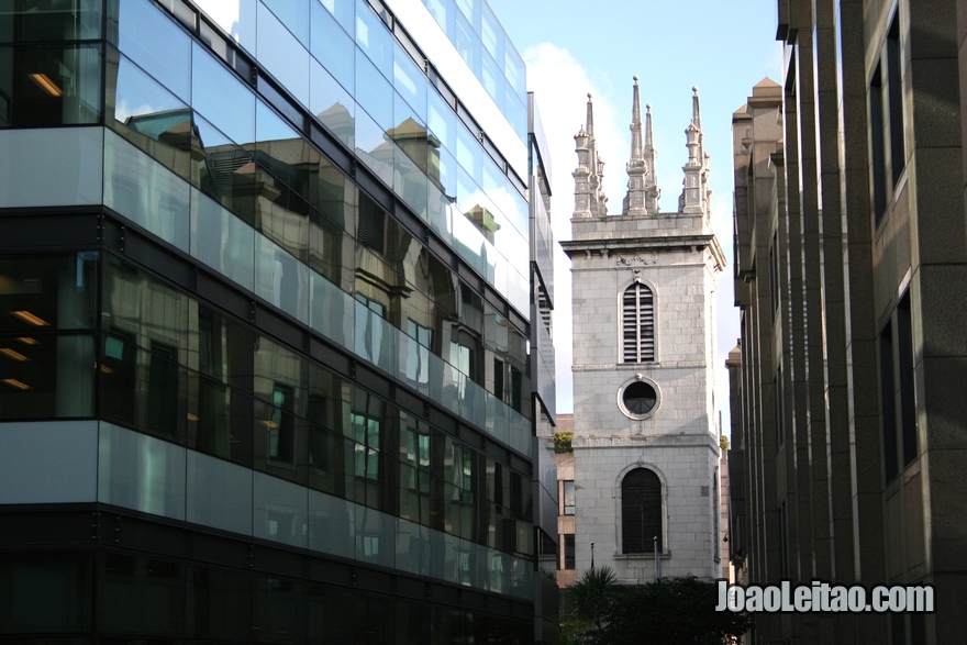 Torre da Saint Mary Somerset Tower situada na rua Thames Street