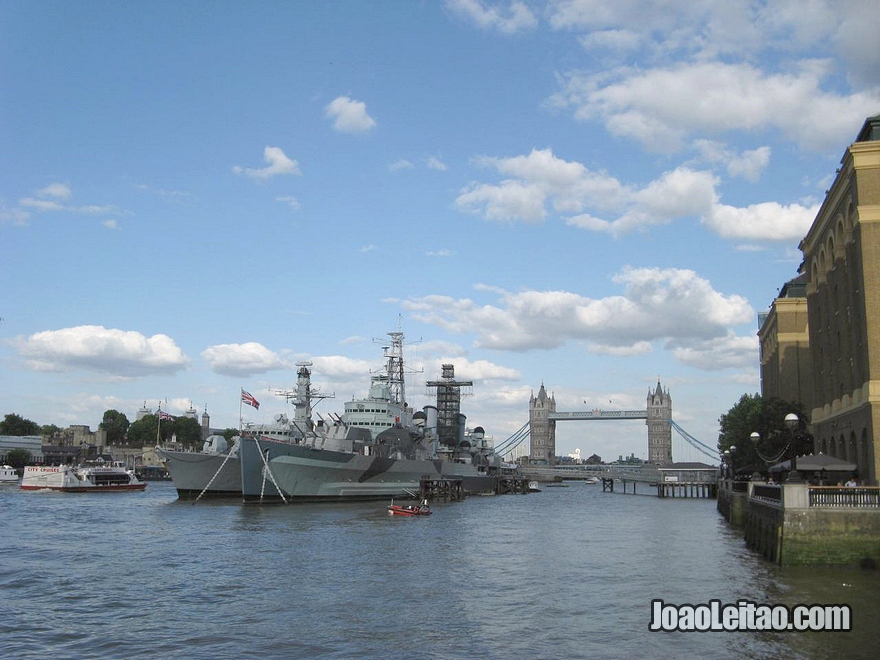 Vista do navio-museu HMS Belfast da Marinha Real Britânica atracado no rio Tamisa perto da Tower Bridge em Londres 