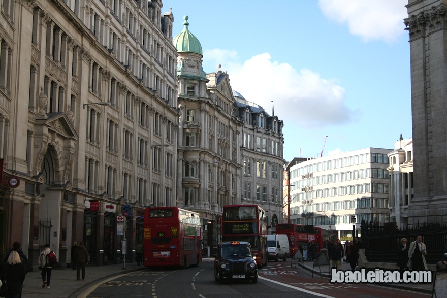 Rua St Paul's Churchyard em Londres