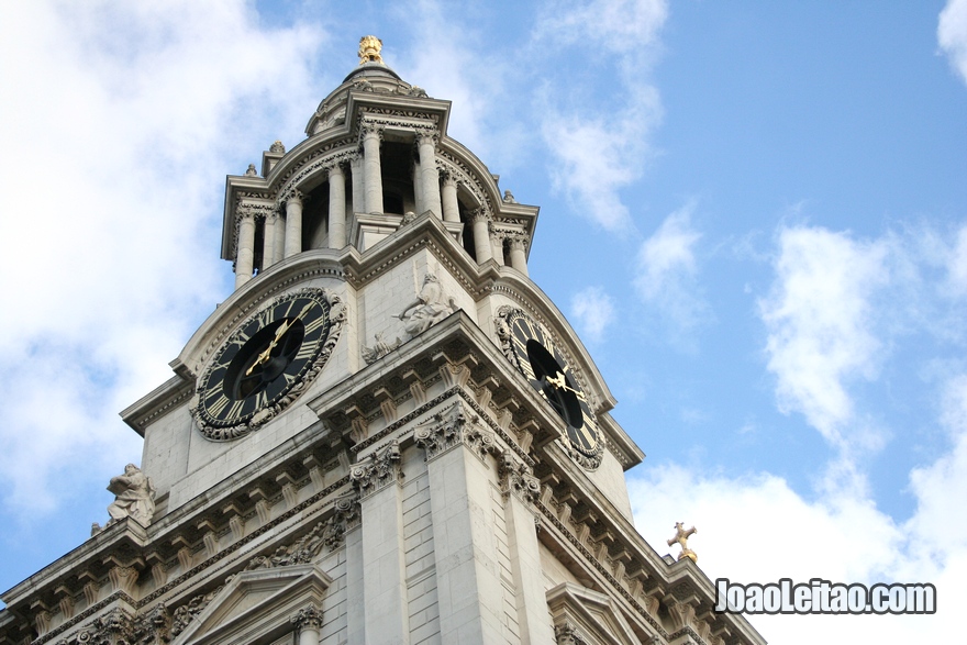 Foto de Londres com um detalhe da Catedral de São Paulo