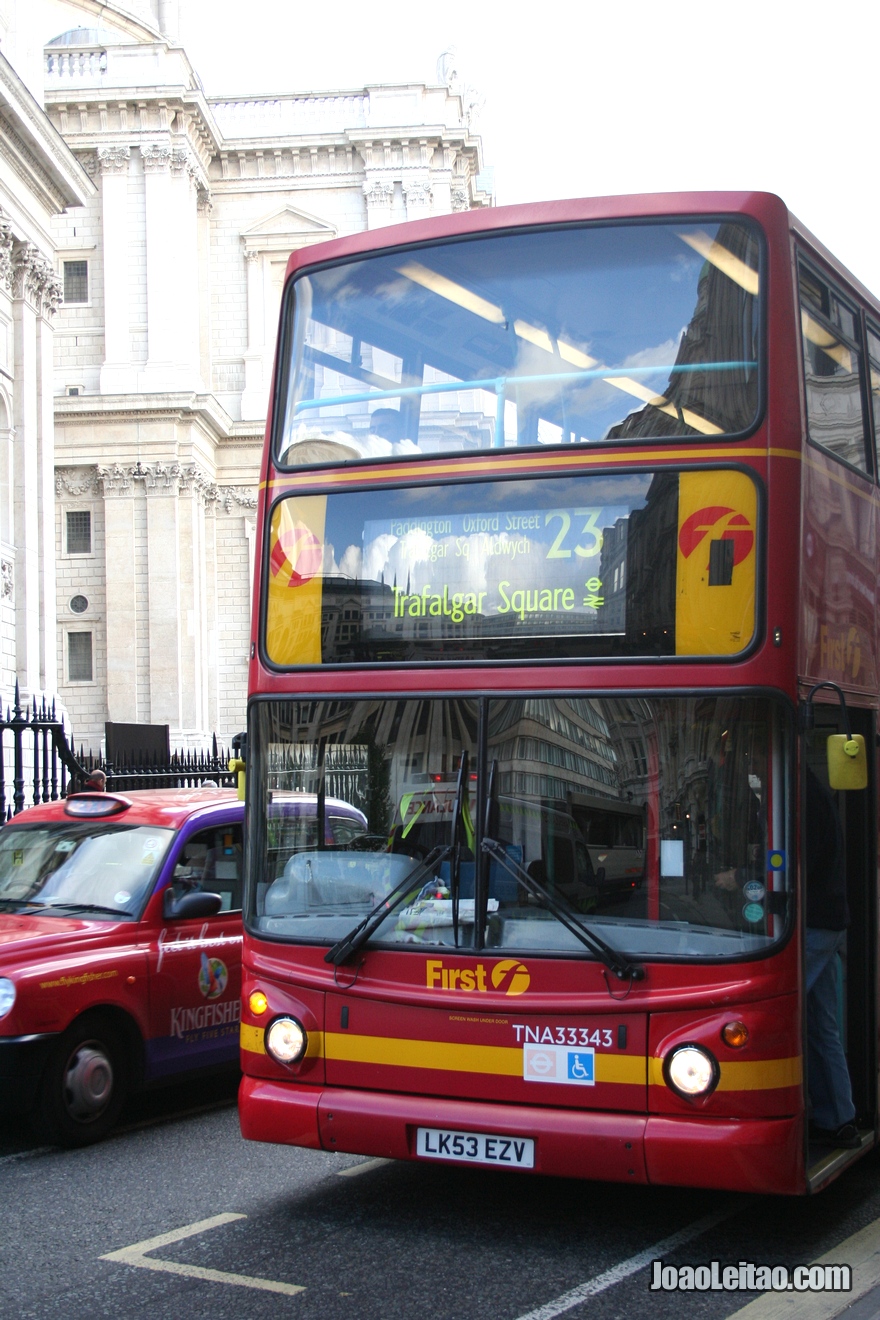 Famoso Double decker bus ou autocarro panorâmico (ônibus panorâmico)