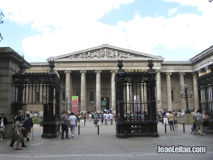 Entrada do Museu Britânico (British Museum), fundado em 1753, foi o primeiro museu nacional público do mundo