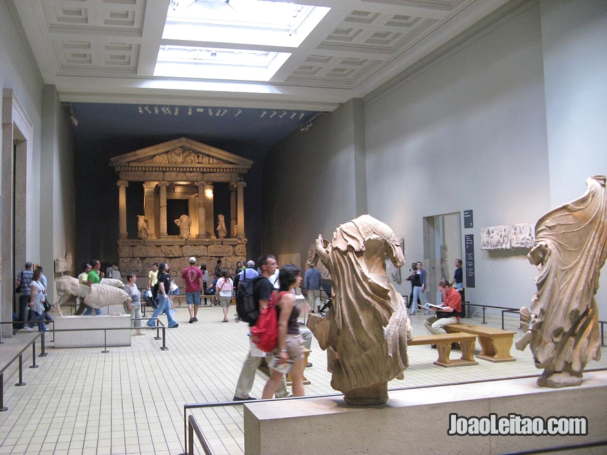 Fachada do Monumento das Nereidas no British Museum