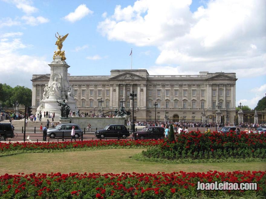 Palácio de Buckingham e estátua do Memorial da Rainha Vitória (Victoria Memorial) em Londres
