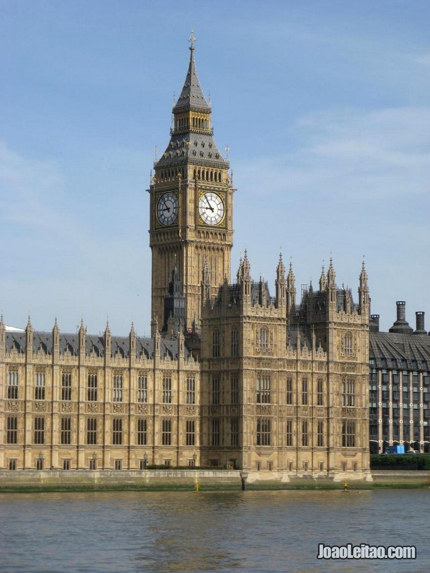 A Elizabeth Tower com o famoso Big Ben e o Palácio de Westminster