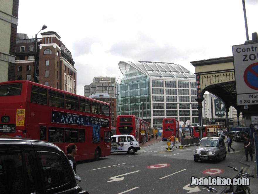 Zona da Estação de comboios (trem) Victoria e do Apollo Victoria Theatre em Londres