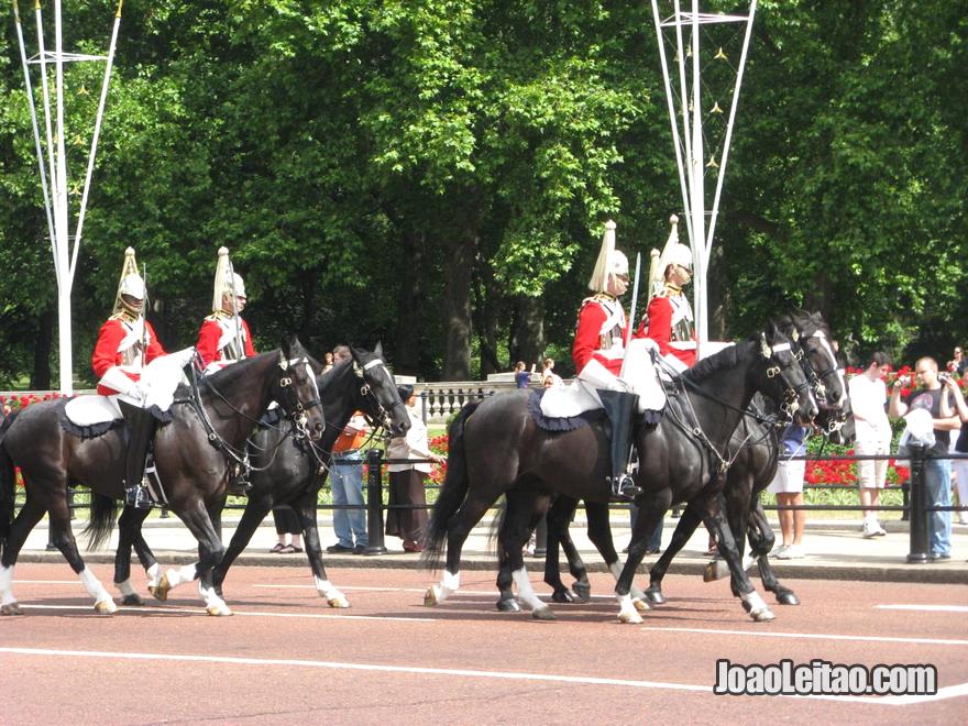 Guarda Real montanha num show na Horse Guards Parade em Londres 