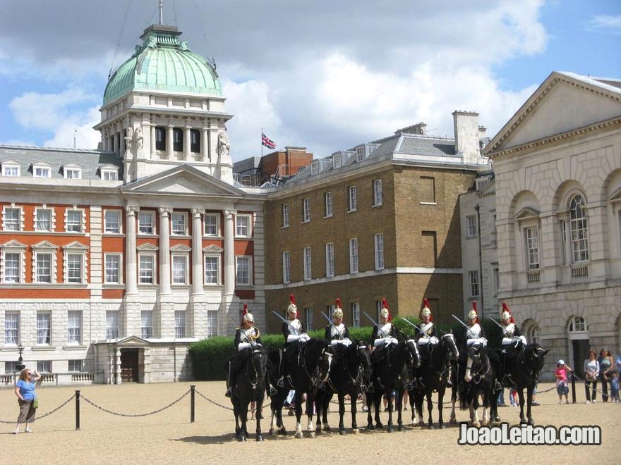 Guarda Real montanha num show na Horse Guards Parade em Londres 