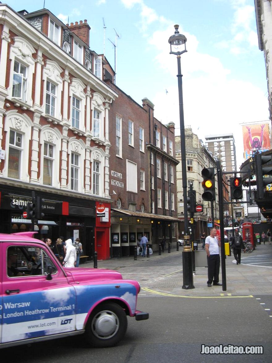 Rua na lateral do Apollo Victoria Theatre em Londres