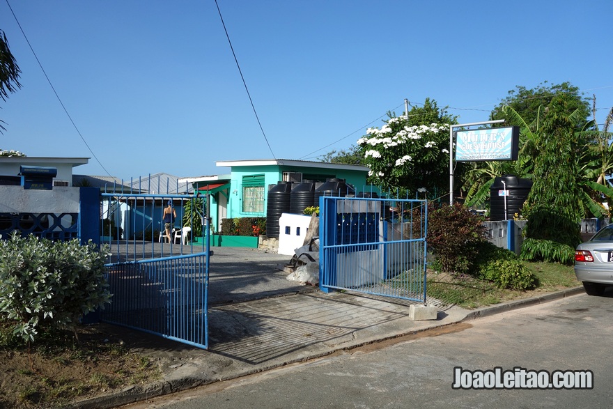 Entrada na Guest House Miller’s em Buccoo, Tobago