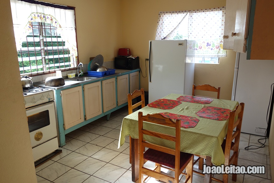 Cozinha da Guest House Stewart’s em Pigeon Point, Tobago