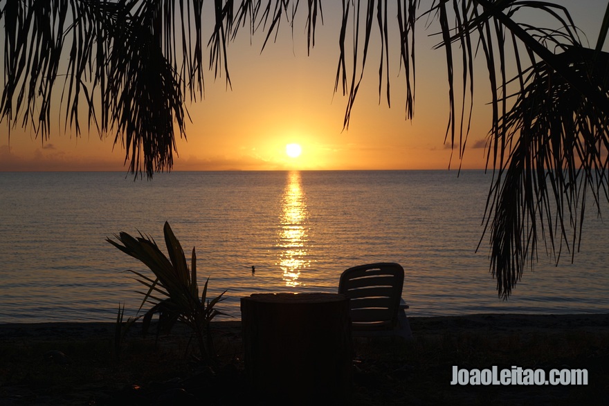 Pôr do sol no Hotel Leleuvia Island Resort nas Ilhas Fiji