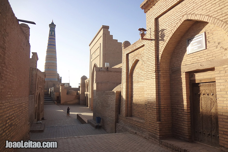 Madressa Islom Khodja e minarete em Khiv