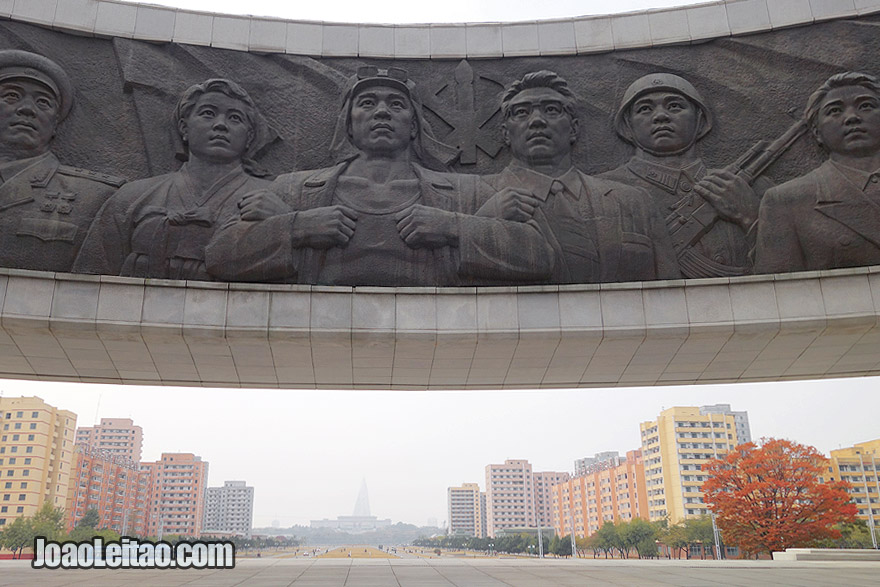 A cidade de Pyongyang tem centenas de monumentos e memoriais em murais. Foto do monumento do Partido dos Trabalhadores.