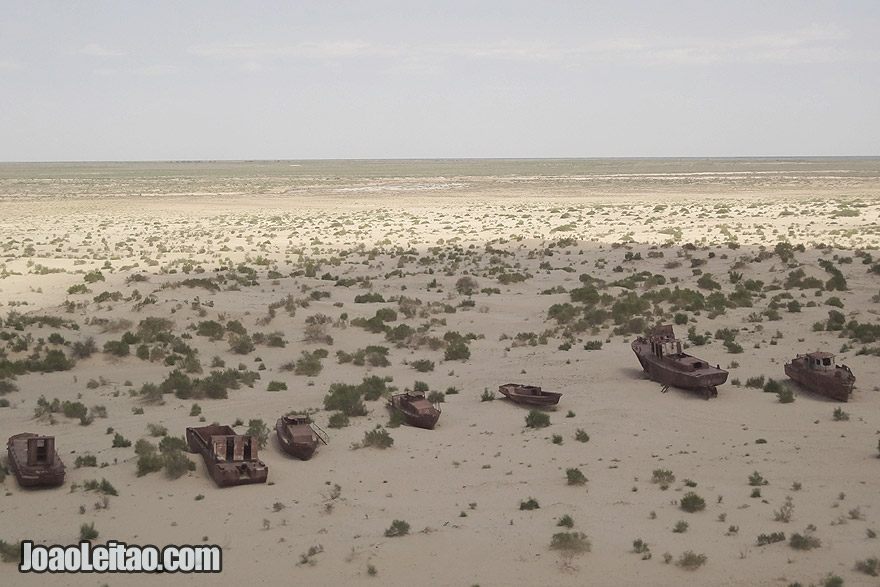 Cemitério de barcos em Moynaq no Uzbequistão