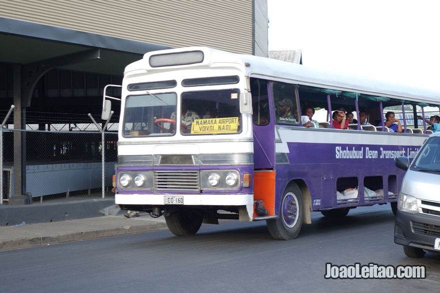 Autocarro (ônibus) aberto na lateral em Nadi