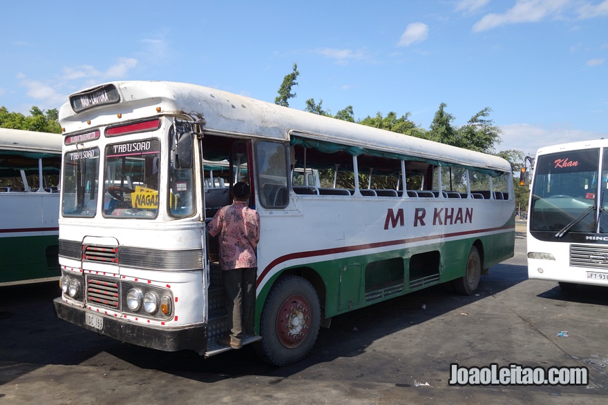 Autocarro (ônibus) aberto na lateral em Nadi