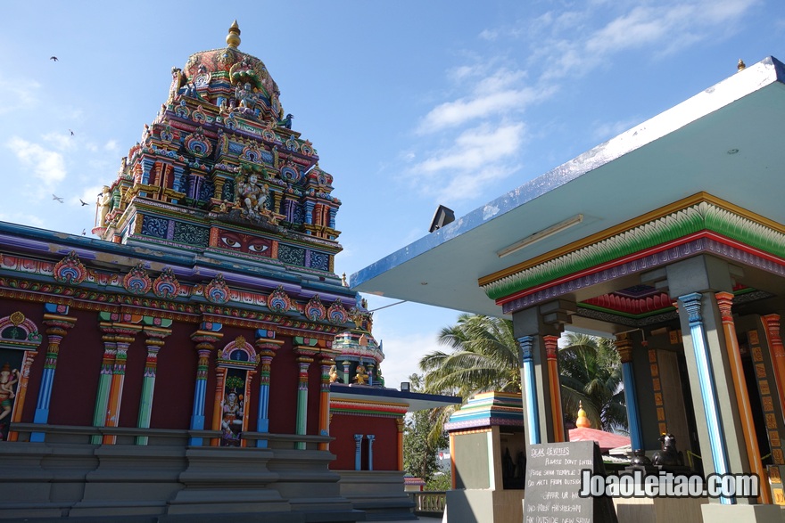 Interior do Templo hindu de Sri Siva Subramaniya em Nadi