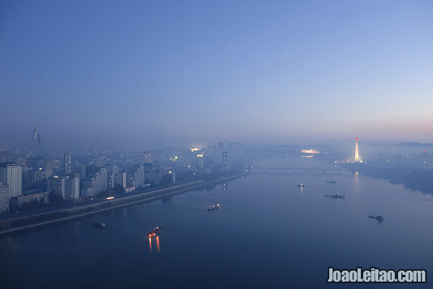 A vista sobre Pyongyang da janela do hotel
