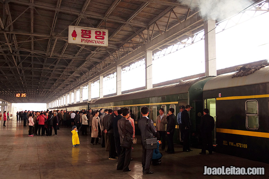 Dentro da estação de comboios de Pyongyang