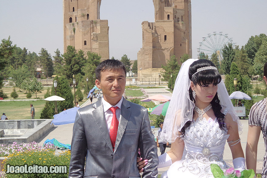 Casal recém casado na Praça Timur em Shahrisabz