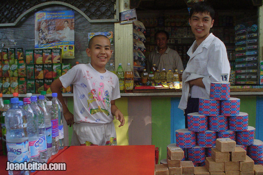 Pessoas simpáticas no mercado de Tashkent